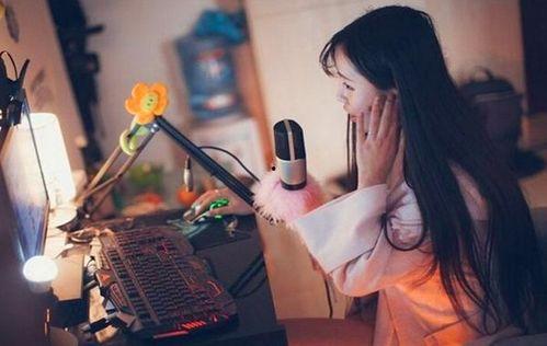 娱乐主播吃瓜直播边写字边讲,娱乐主播边写字边讲，趣味横生演绎直播新玩法